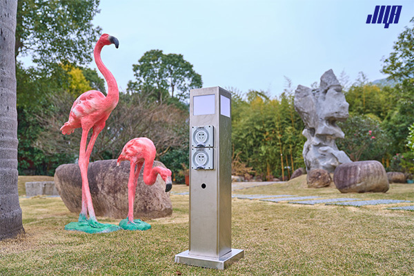 極亞智能水電樁公園應(yīng)用實拍，外觀簡約時尚，與自然環(huán)境完美融合