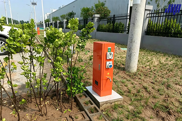 河北覽眾房車廠區部署現場，橙紅色水電樁沿車位排列